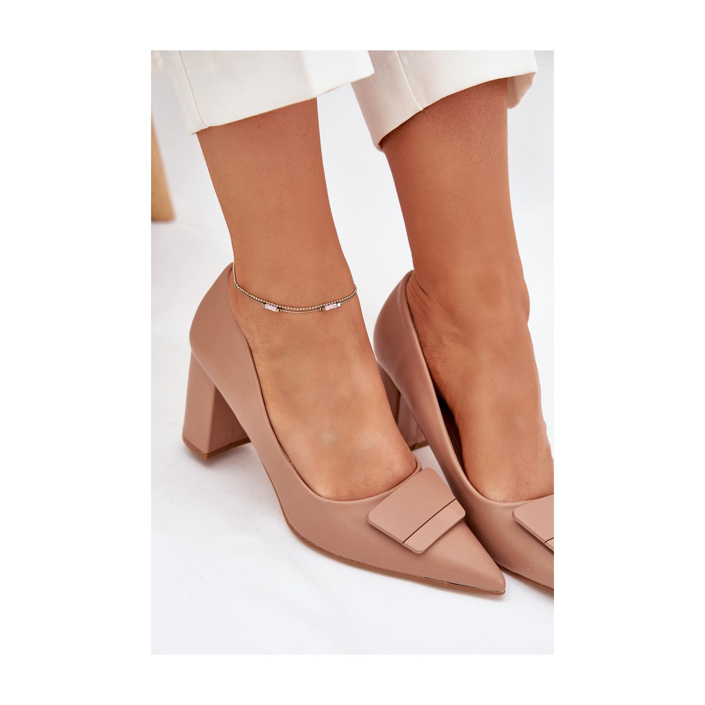 Escarpins à talons hauts de couleur beige avec boucle décorative