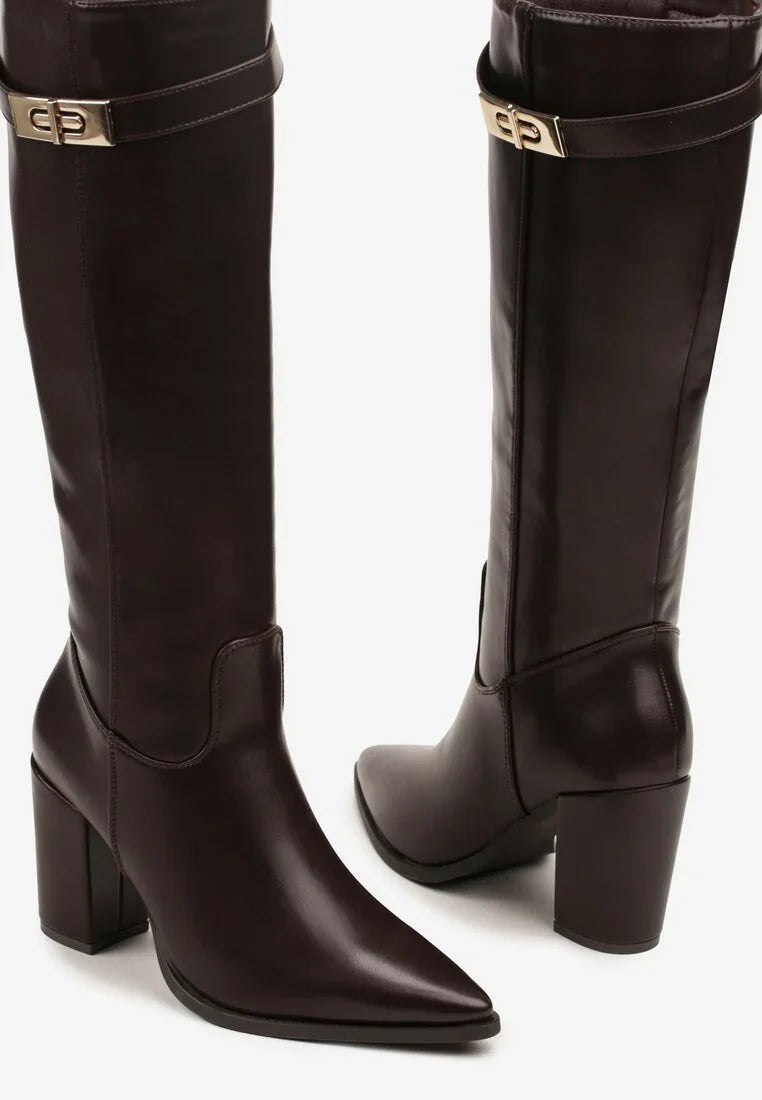 Bottes à talons hauts décorées d'appliqués