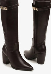 Bottes à talons hauts décorées d'appliqués