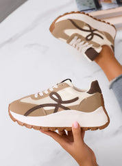 Baskets dorées avec détails marron et semelle épaisse