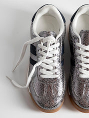 Baskets basiques avec une combinaison de matières