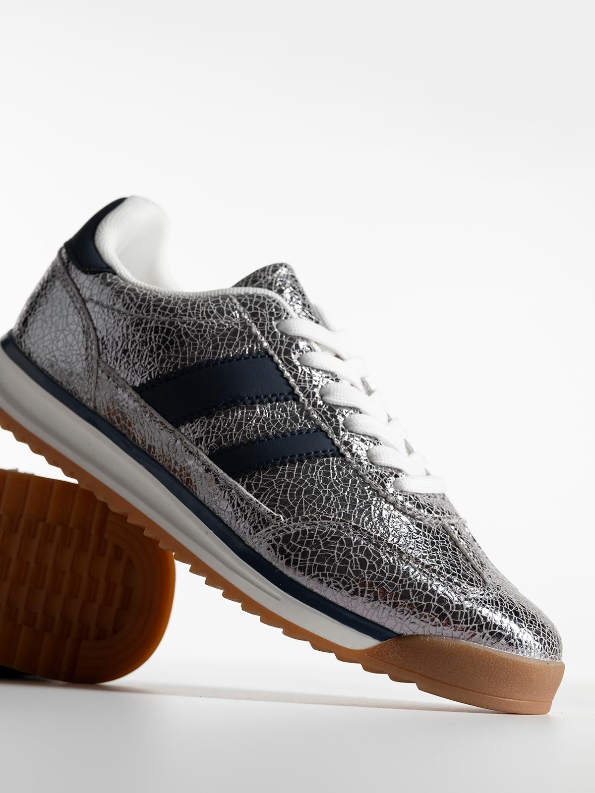 Baskets basiques avec une combinaison de matières