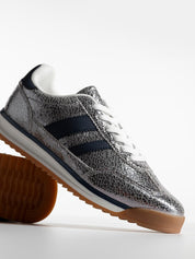 Baskets basiques avec une combinaison de matières