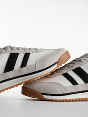 Baskets basiques avec une combinaison de matières