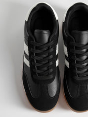 Baskets basiques avec une combinaison de matières