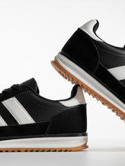 Baskets basiques avec une combinaison de matières