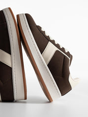 Baskets bicolores basiques à lacets