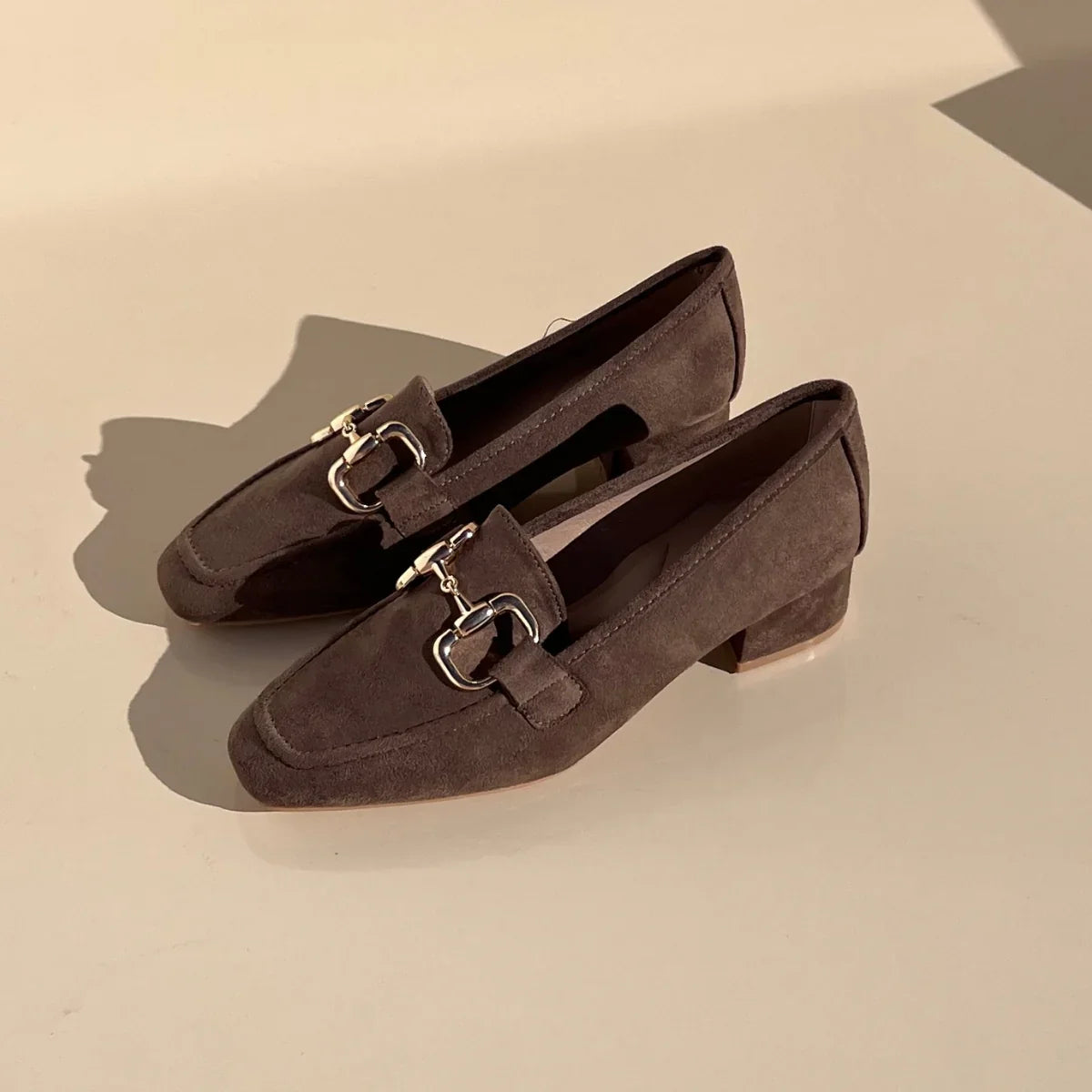 Escarpin à boucle en daim