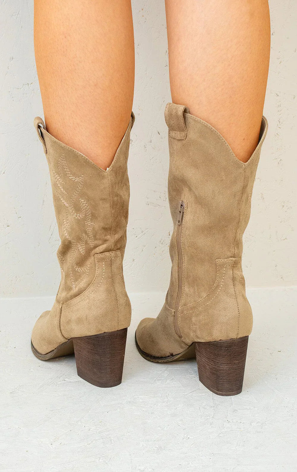 bottes cowboy mi-mollet à bout pointu