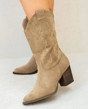 bottes cowboy mi-mollet à bout pointu