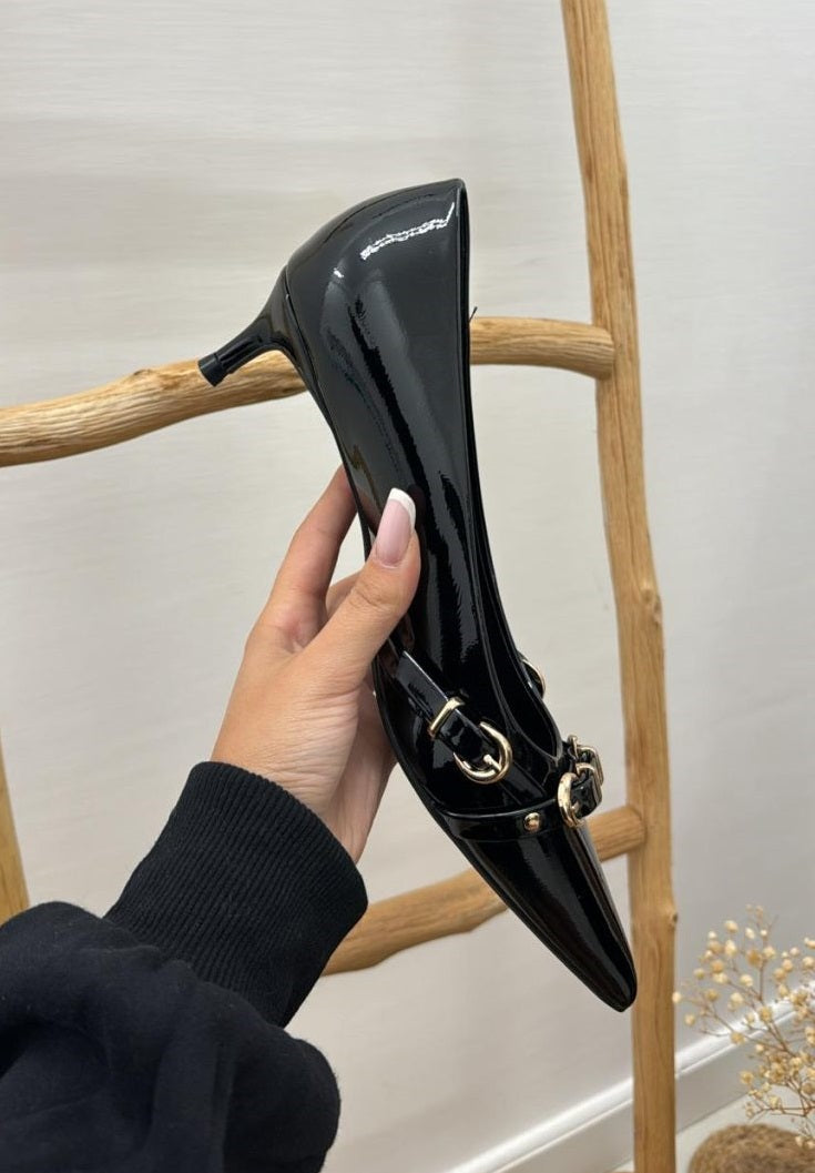 élégantes escarpins avec talon biseauté et détails de boucles dorées