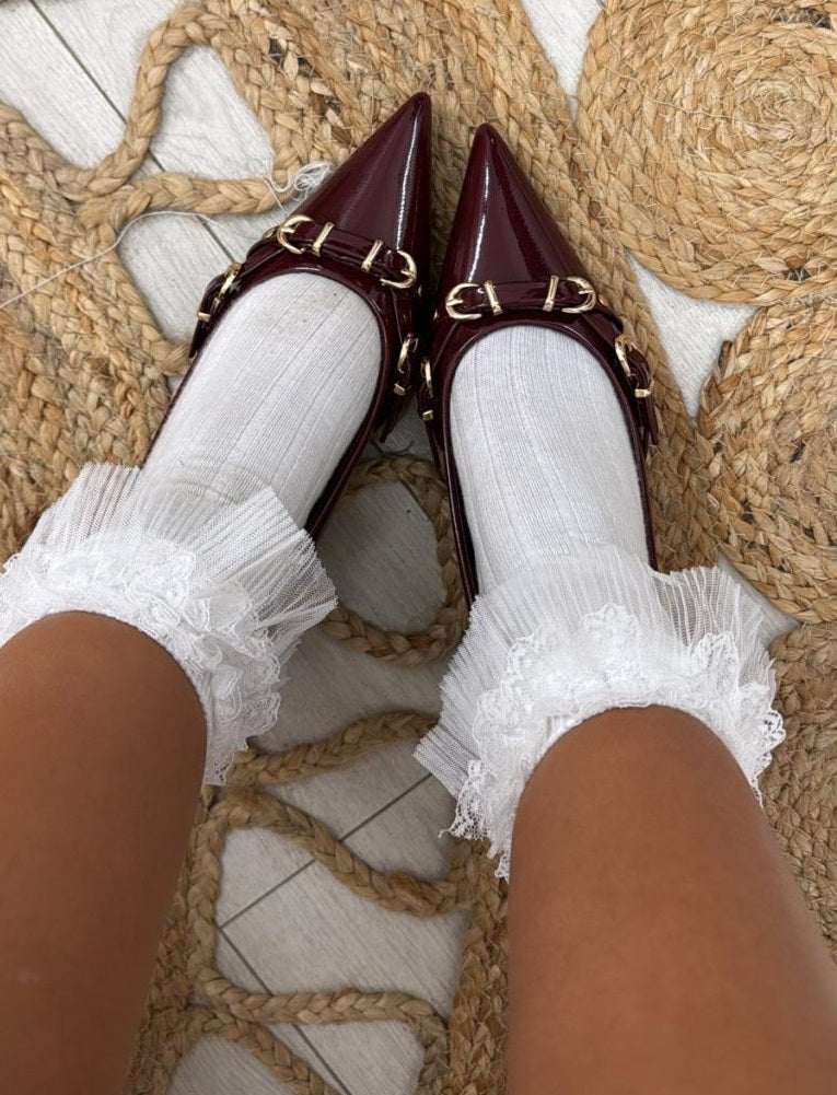 élégantes escarpins avec talon biseauté et détails de boucles dorées