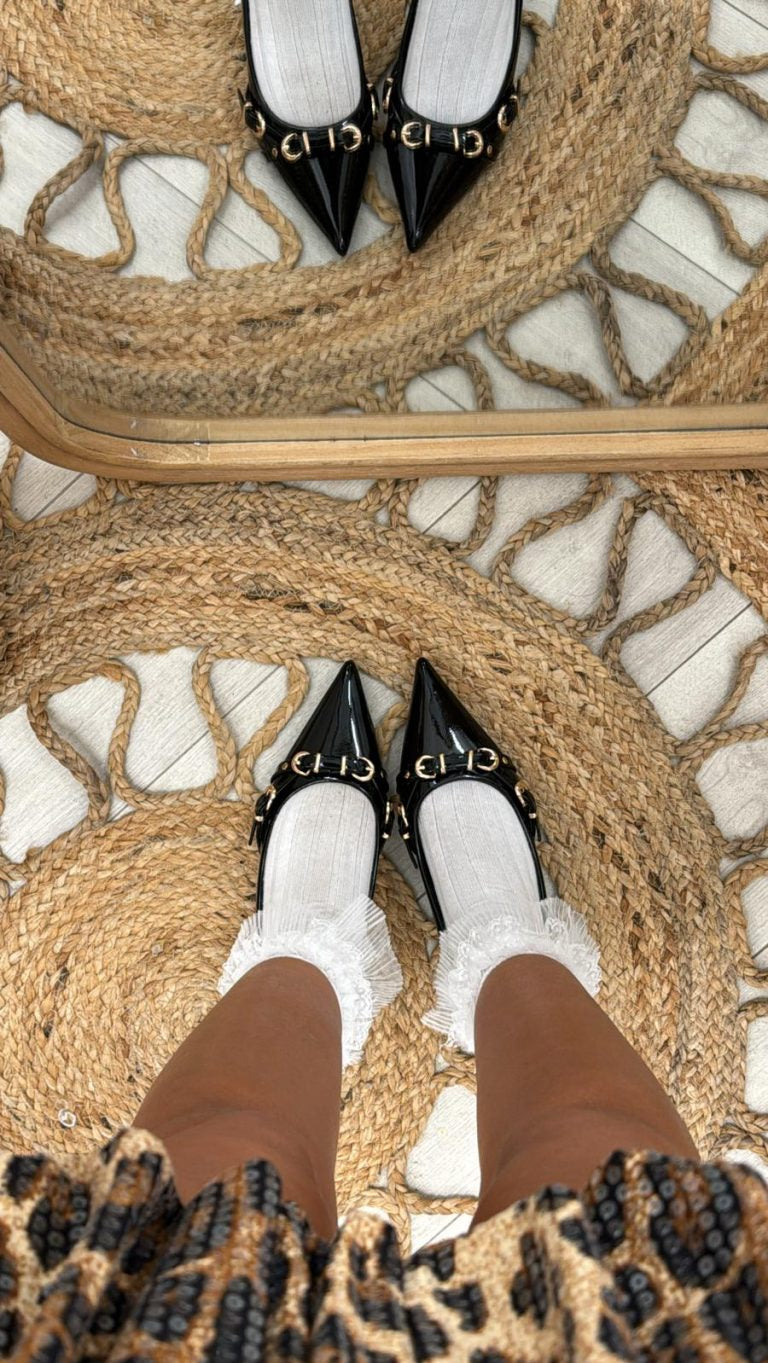 élégantes escarpins avec talon biseauté et détails de boucles dorées