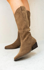 Bottes cowboy mi-mollet en faux suède brodé