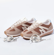 Baskets empiècements et lacets fantaisie