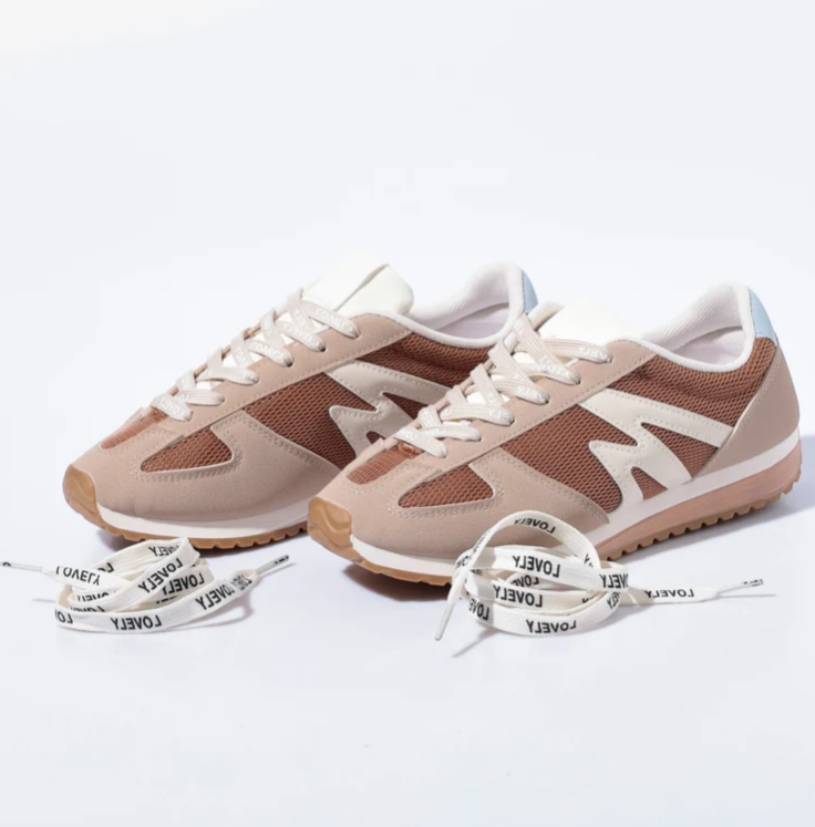 Baskets empiècements et lacets fantaisie