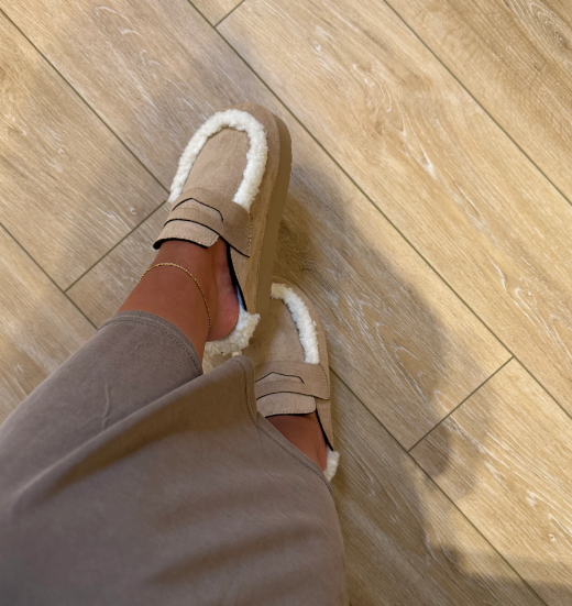 Sabot en suédine cuir fourrée à plateforme et semelle crantée