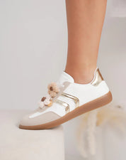 Basket femme à breloque fleur et détails blancs élégants
