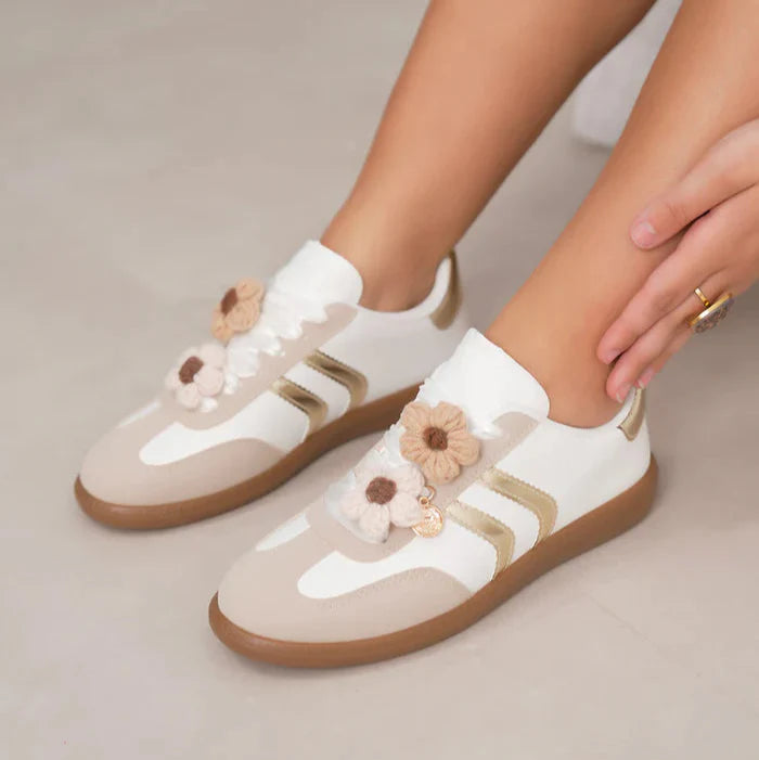 Basket femme à breloque fleur et détails blancs élégants