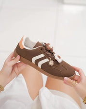 Basket femme à breloque fleur et détails blancs élégants