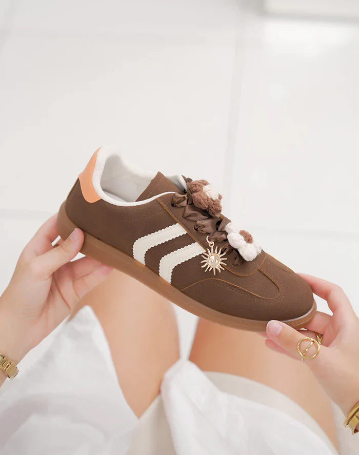 Basket femme à breloque fleur et détails blancs élégants