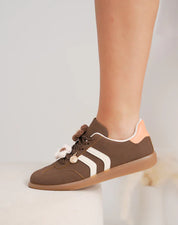 Basket femme à breloque fleur et détails blancs élégants