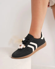 Basket femme à breloque fleur et détails blancs élégants