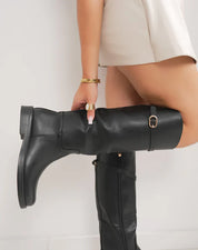 Bottes noires cavalière à bout rond avec lanière dorée