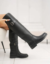 Bottes noires plates avec sangle décorative argentée