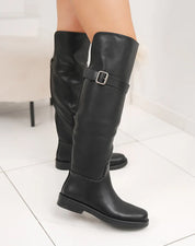 Bottes noires plates avec sangle décorative argentée