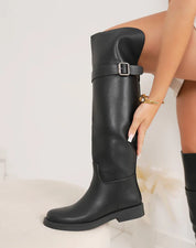 Bottes noires plates avec sangle décorative argentée