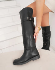 Bottes noires plates avec sangle décorative argentée