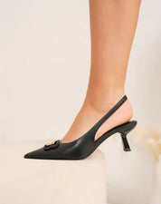 escarpins femme noirs à bout pointu avec bijou doré