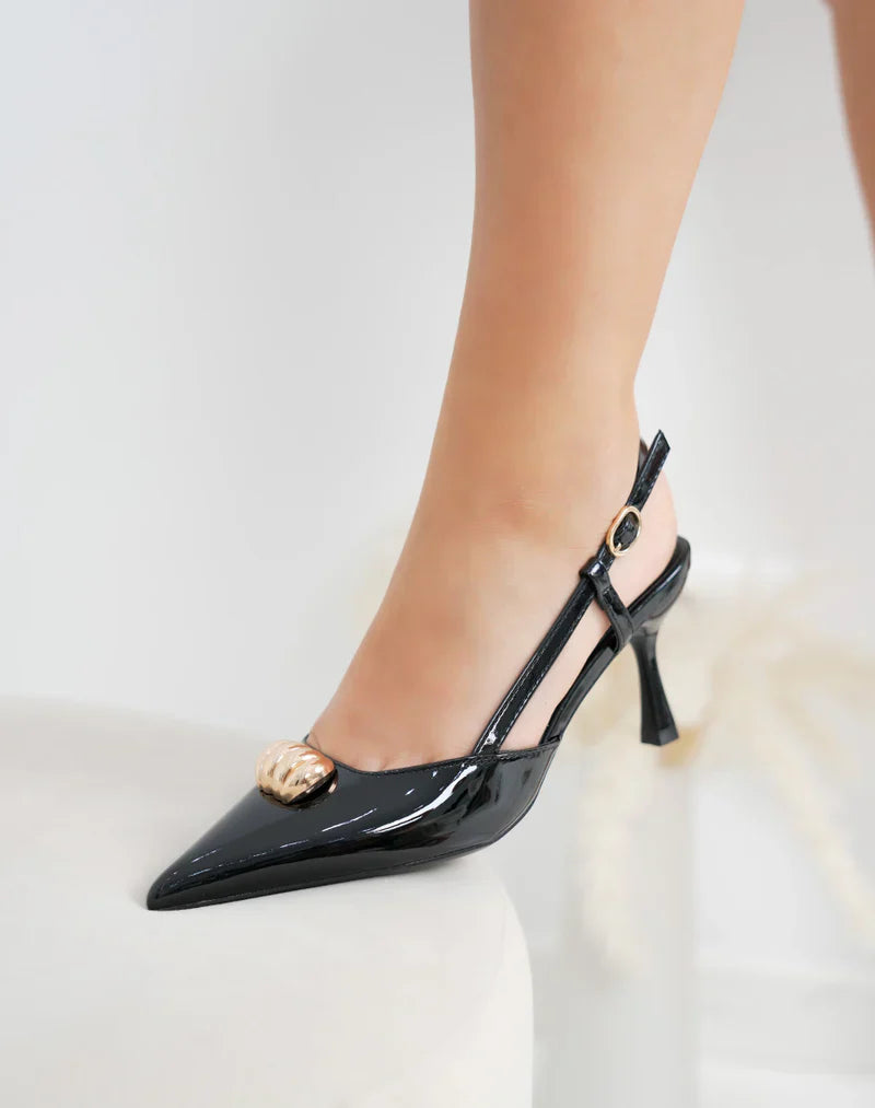 Escarpins à bout pointu et talon carré  avec coquillage doré