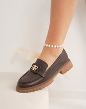 Mocassin femme tendance avec bijou doré et semelle crantée confortable