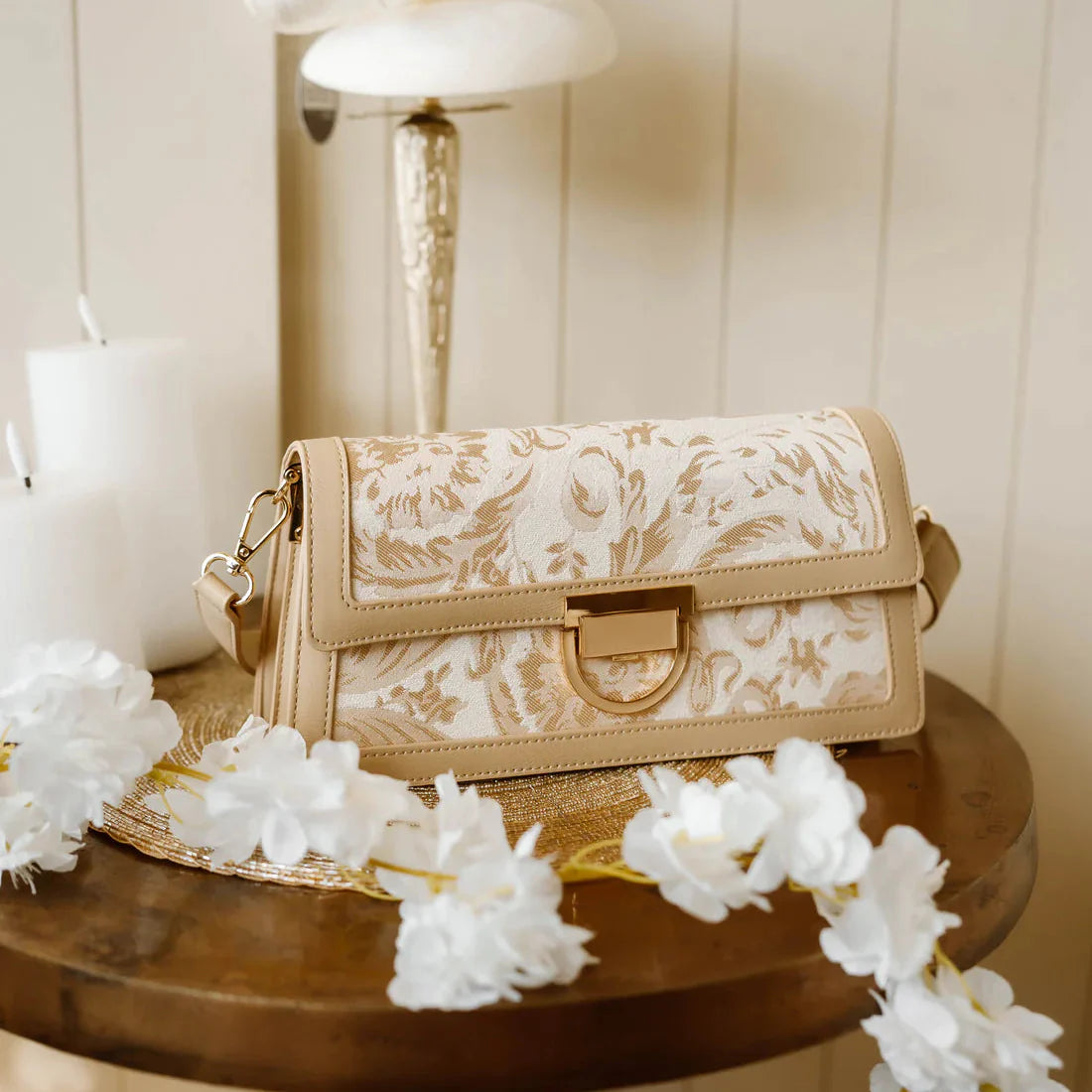 Sac à main élégant en tissu brodé et cuir