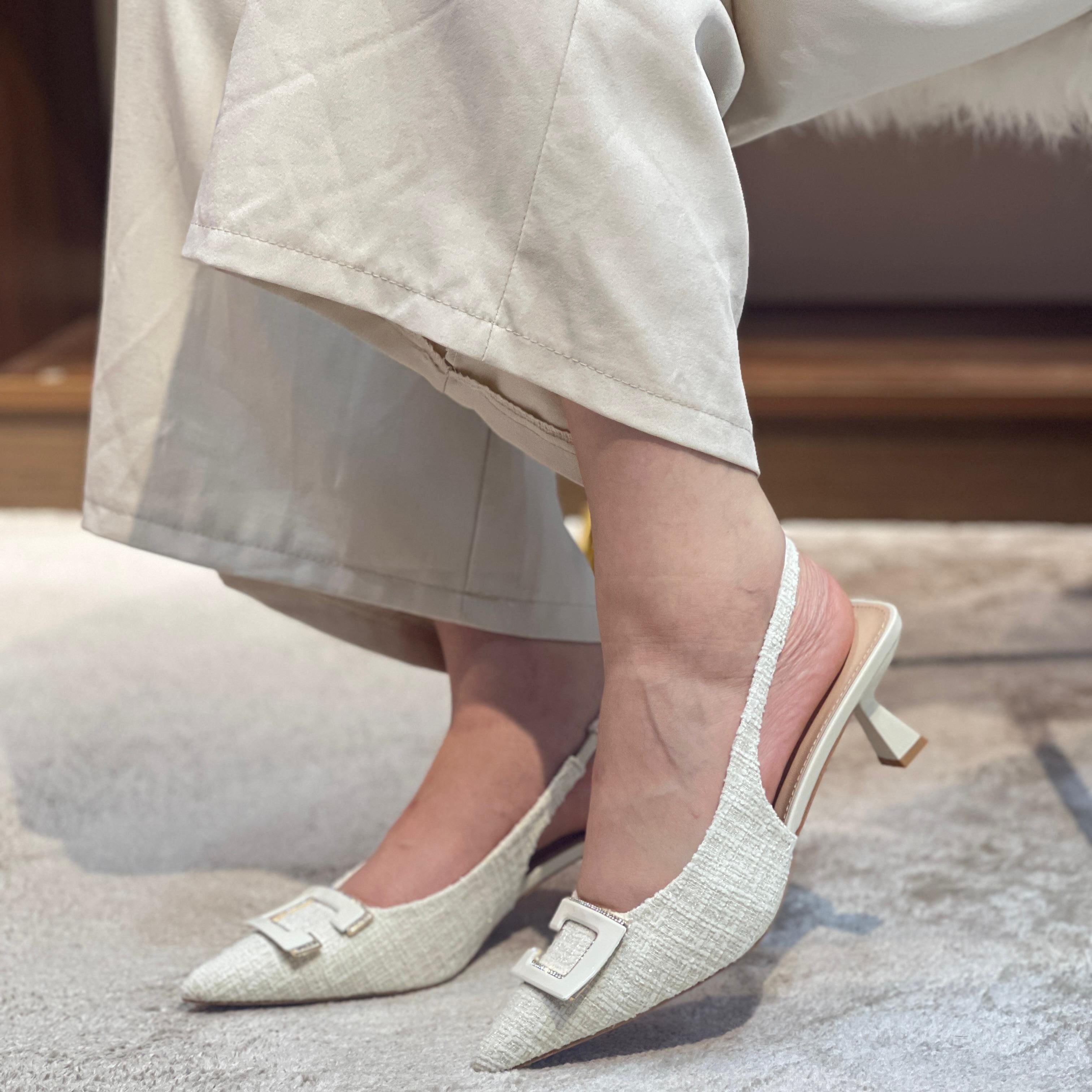 Escarpins à boucle dorée – Élégance intemporelle