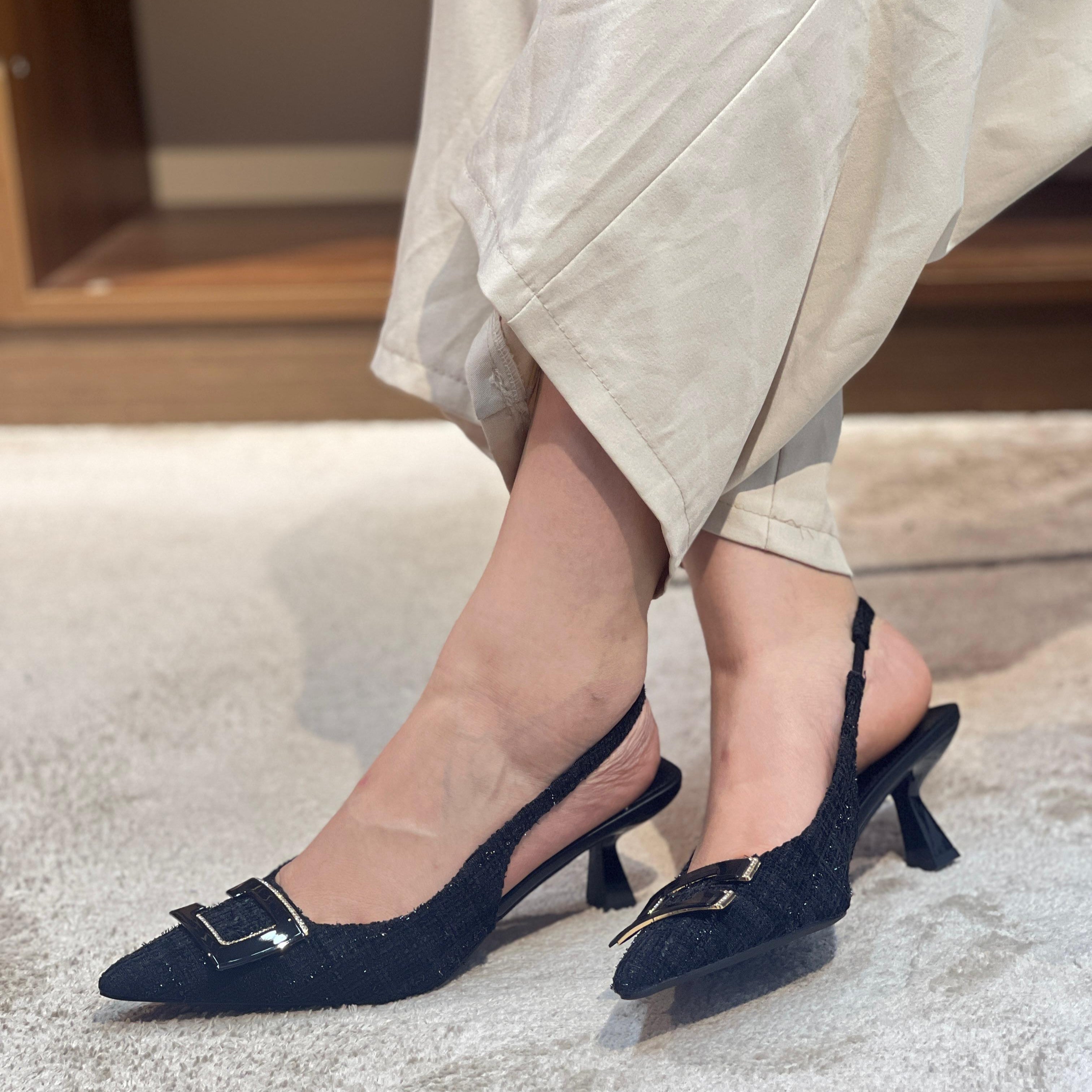 Escarpins à boucle dorée – Élégance intemporelle