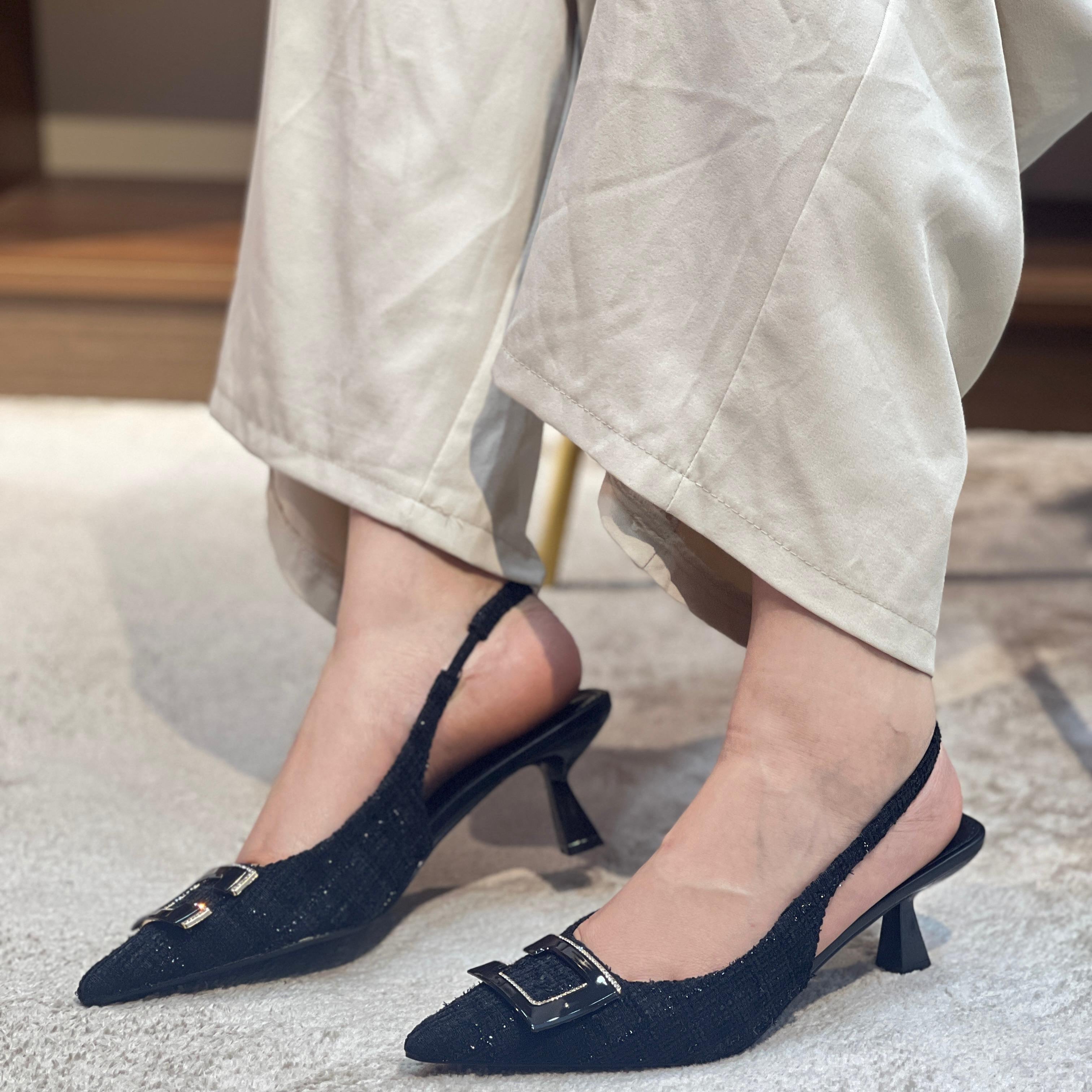 Escarpins à boucle dorée – Élégance intemporelle