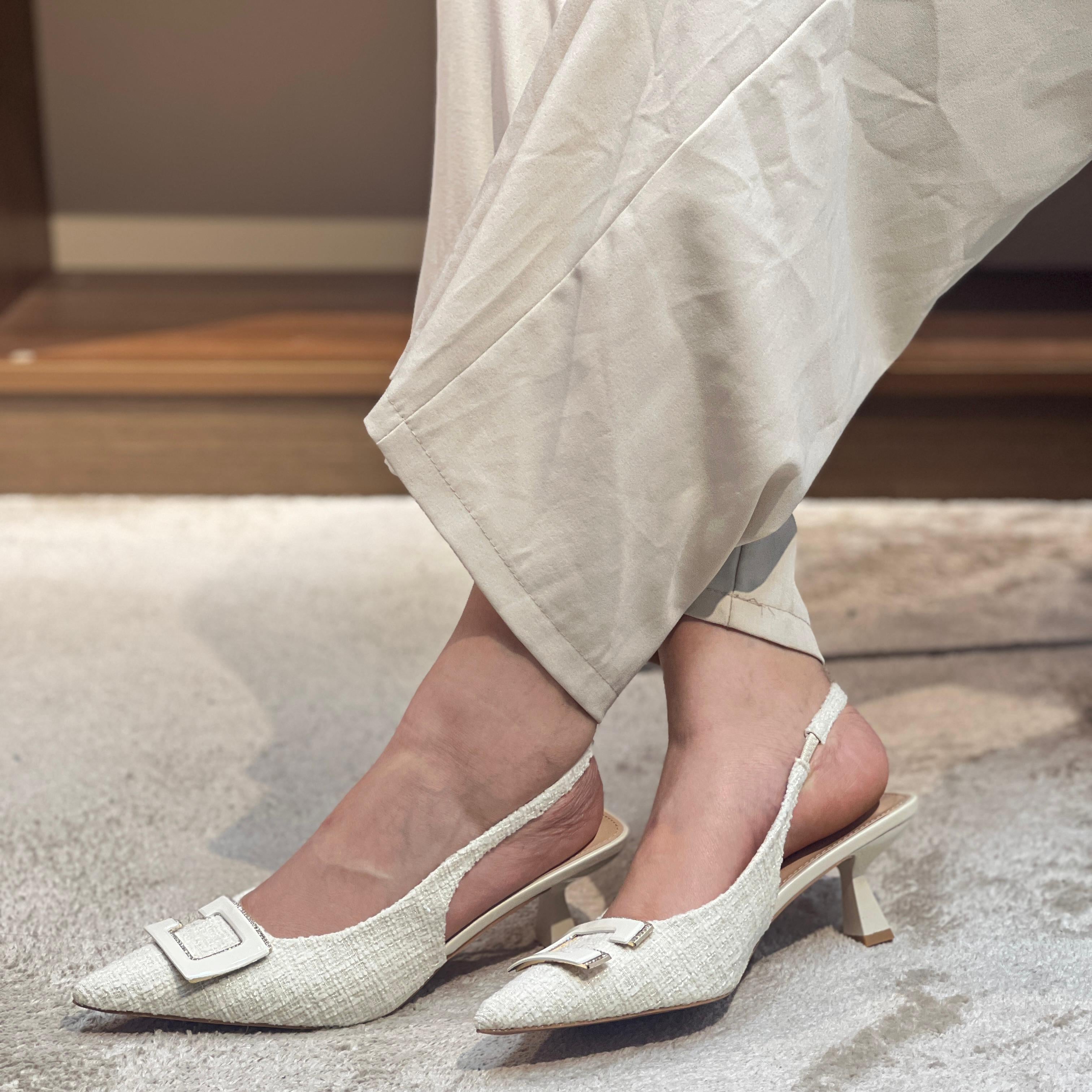 Escarpins à boucle dorée – Élégance intemporelle