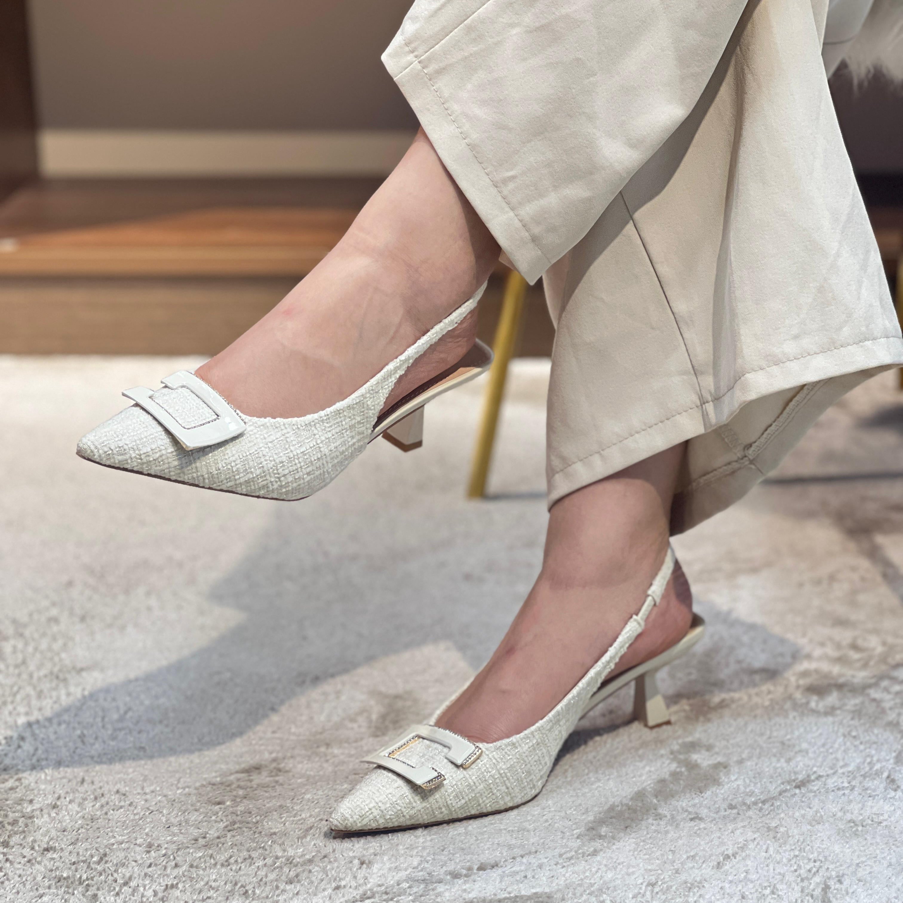 Escarpins à boucle dorée – Élégance intemporelle