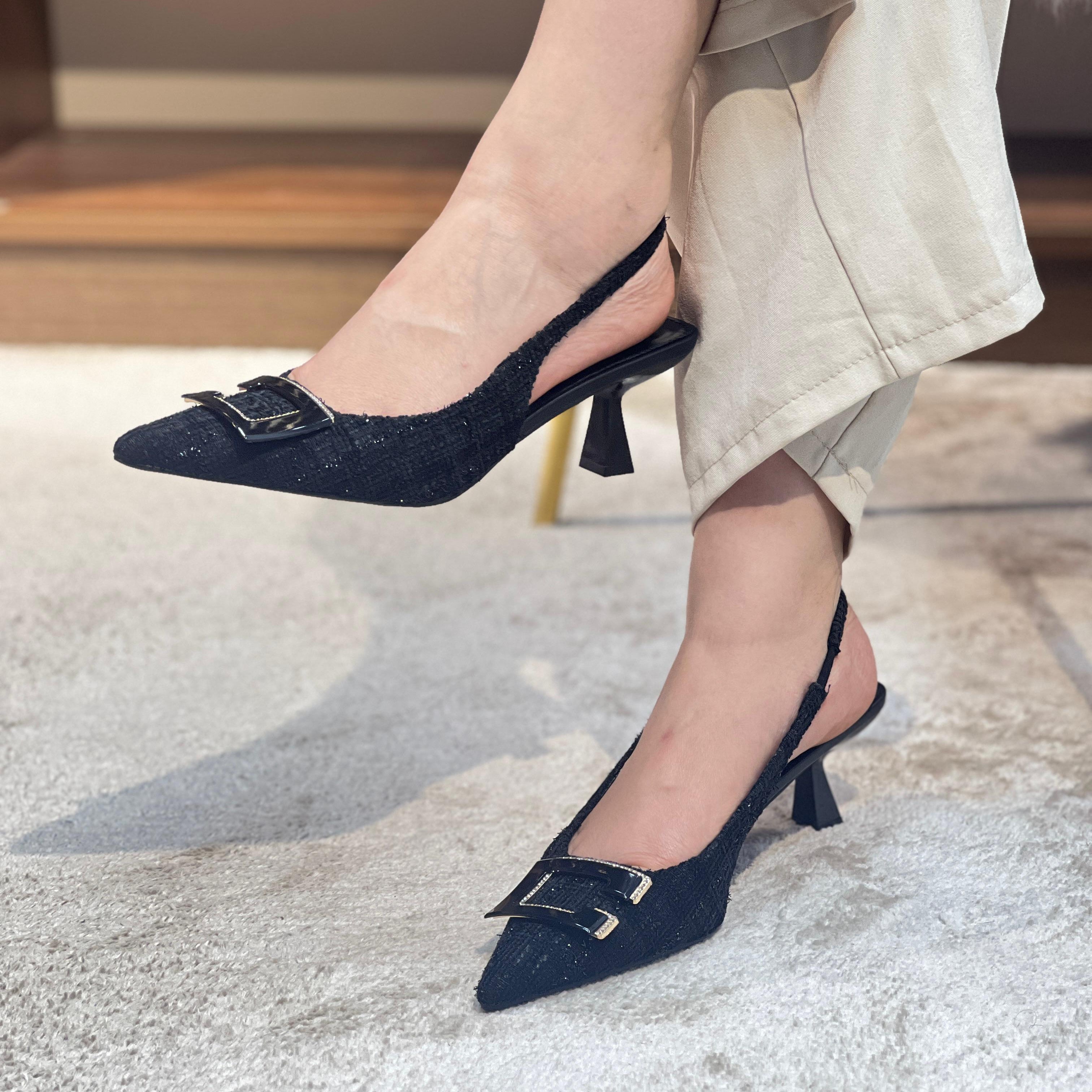 Escarpins à boucle dorée – Élégance intemporelle