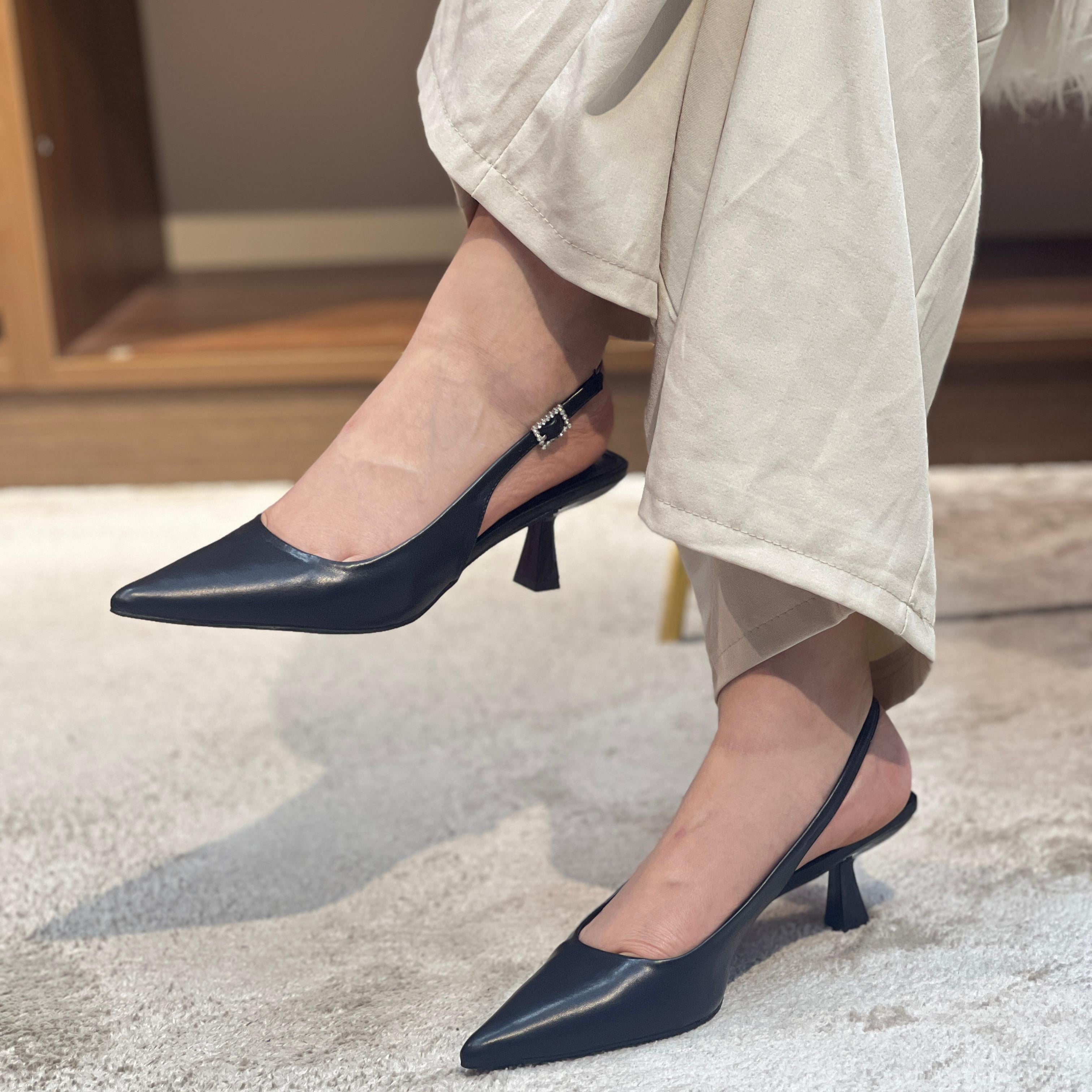 Escarpins slingback à boucle en strass