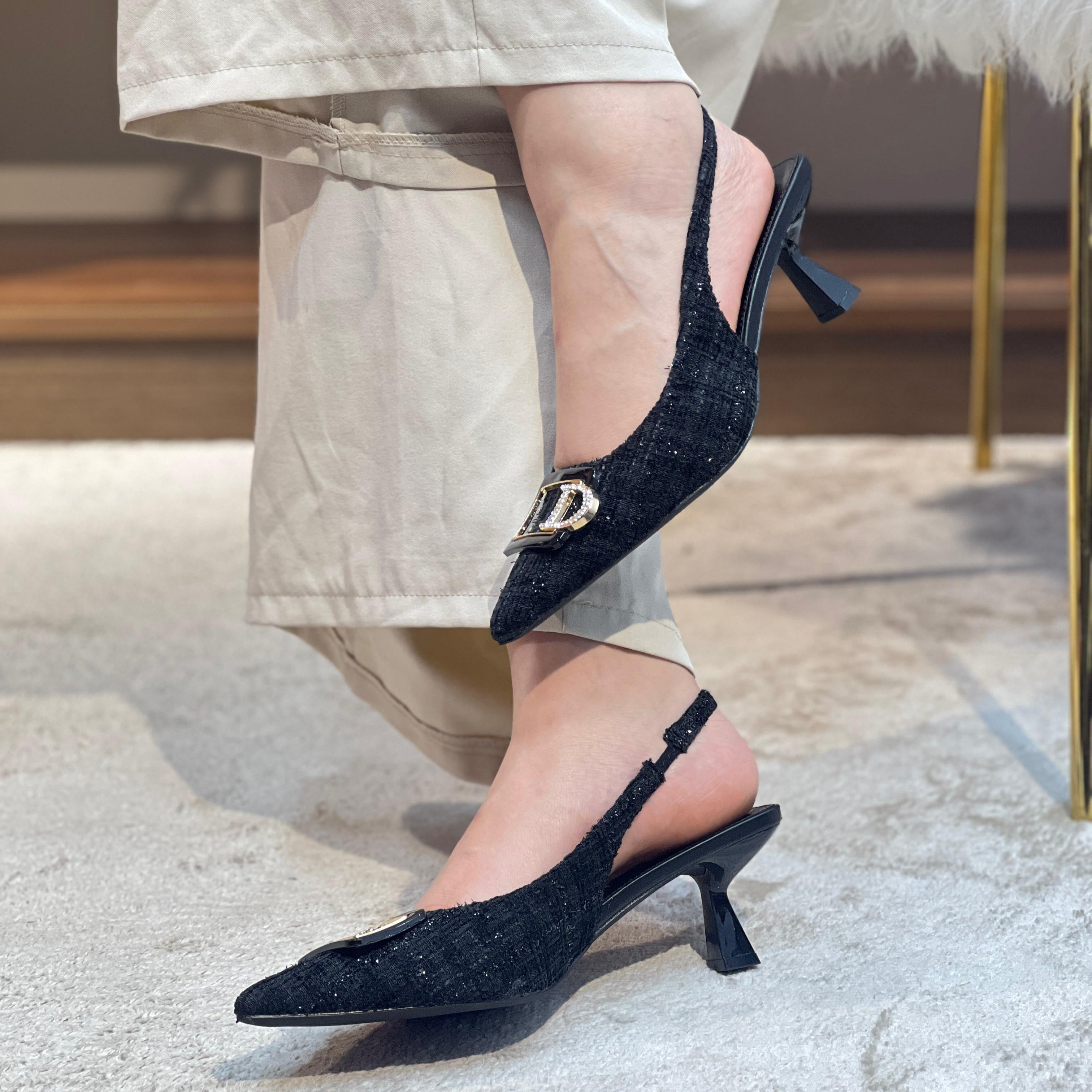 Escarpins à Motif Doré Élégants