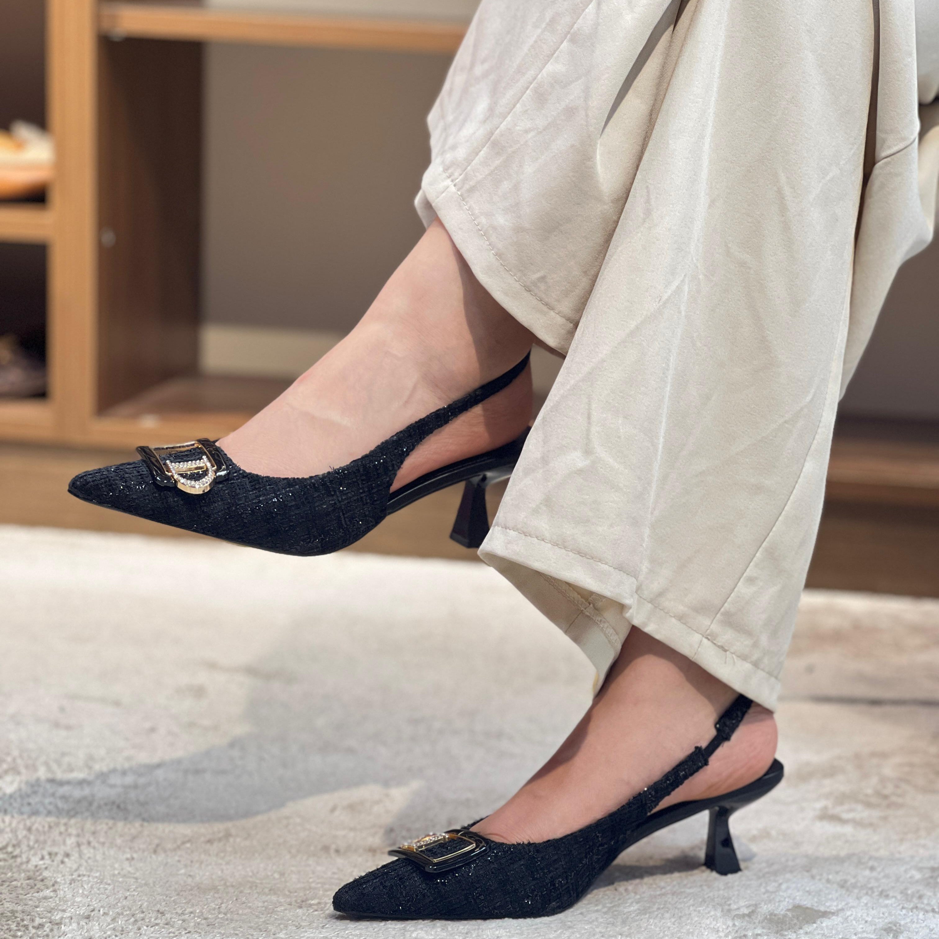 Escarpins à Motif Doré Élégants