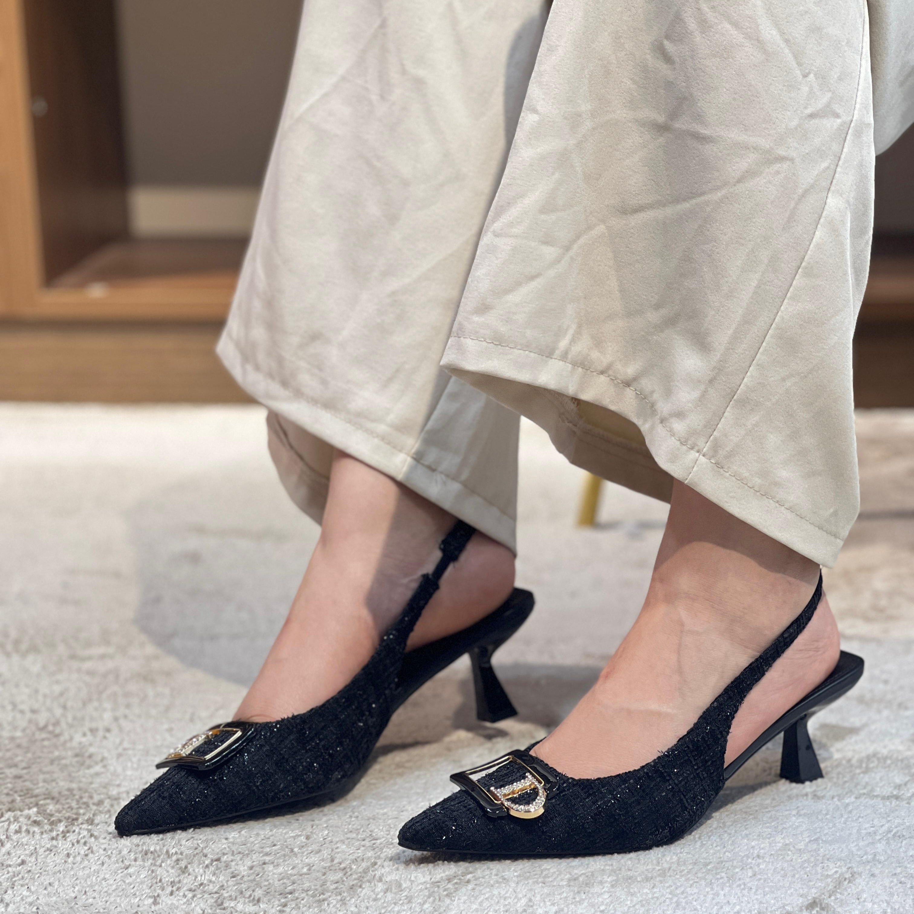 Escarpins à Motif Doré Élégants