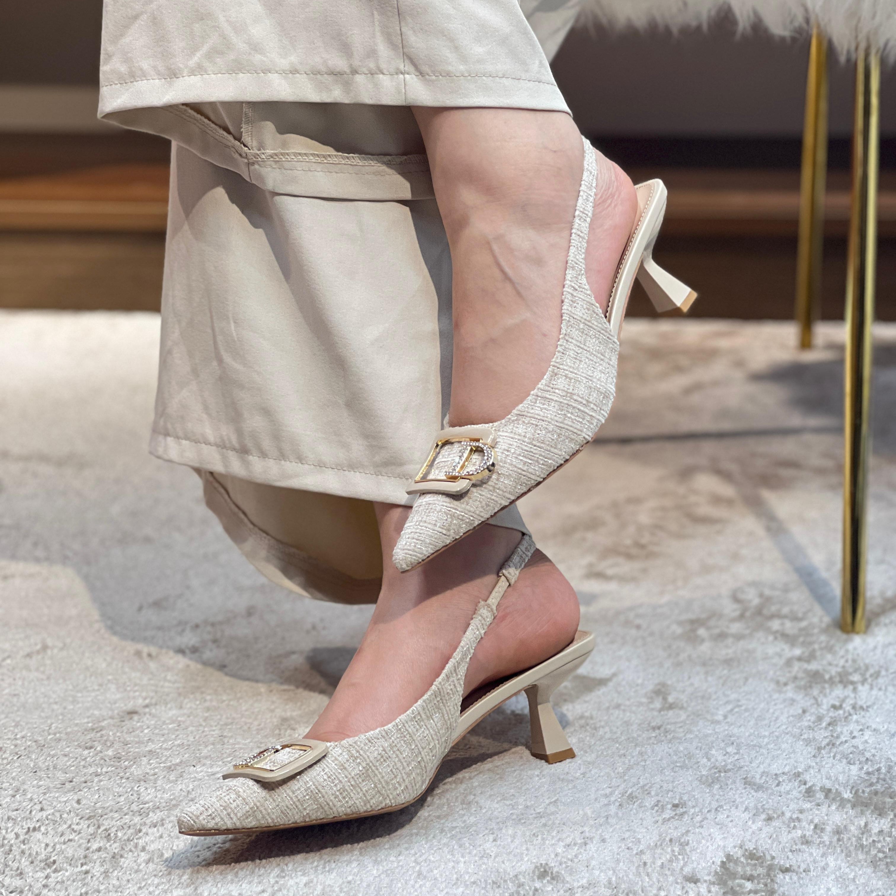 Escarpins à Motif Doré Élégants