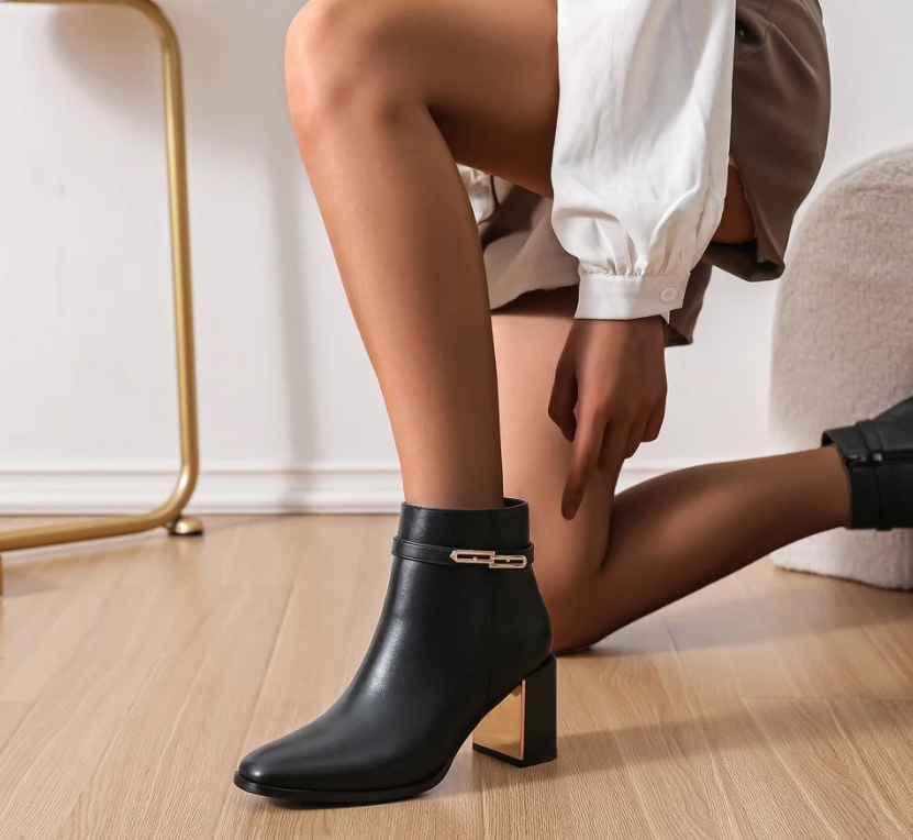 Demi botte en synthétique avec bride métallique doré