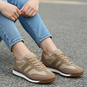 Baskets basiques avec une combinaison de matières