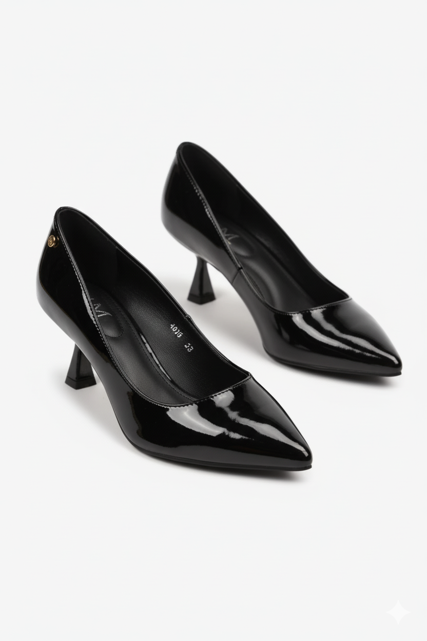 Escarpins noirs à talon canard dans un style Lanivre classique